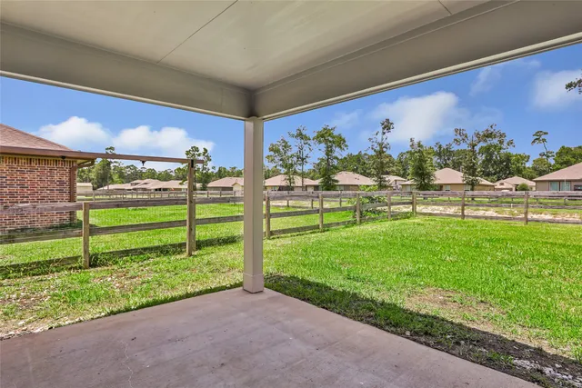 a view of a back yard
