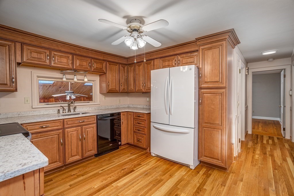 12 Middlesex Avenue Worcester, MA 01604 - Photo 4 of 36
