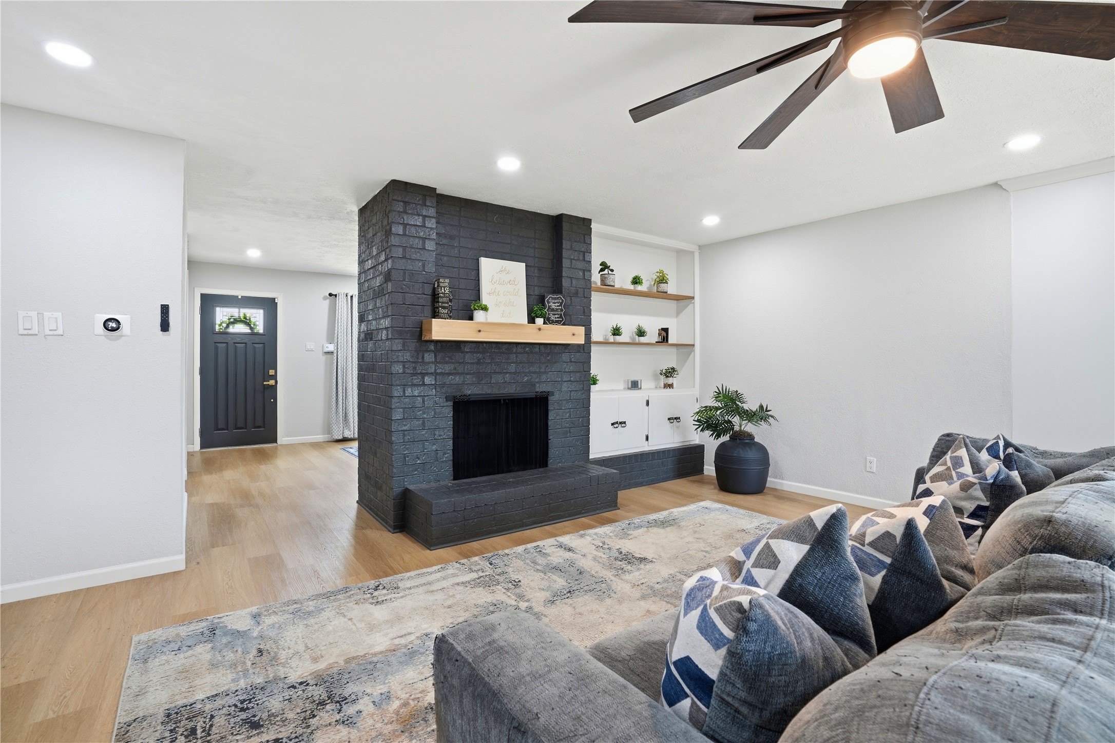 15614 Rill Lane Houston, TX 77062 - Photo 12 of 35 Large living area