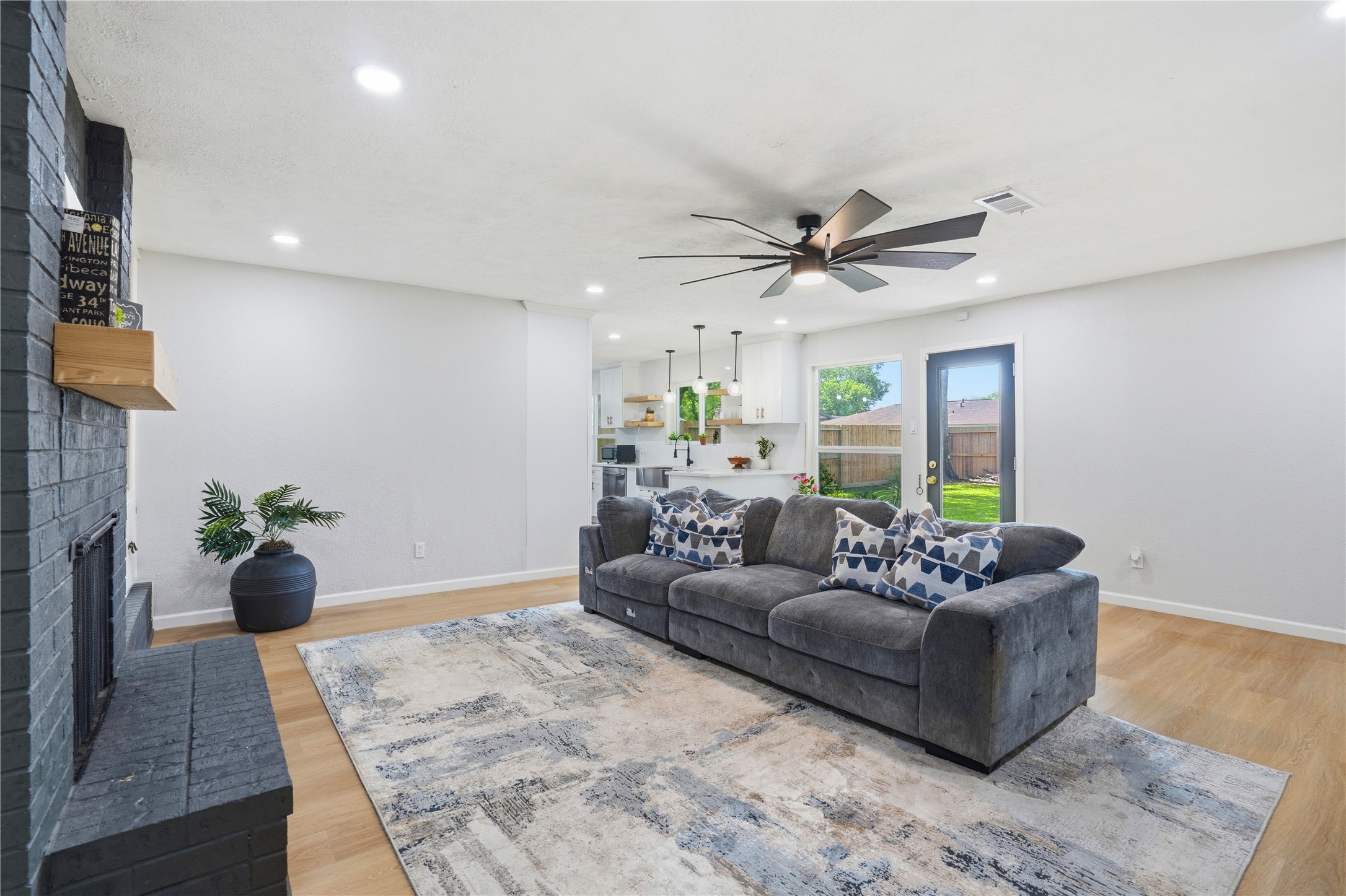 15614 Rill Lane Houston, TX 77062 - Photo 15 of 35 Large living Room