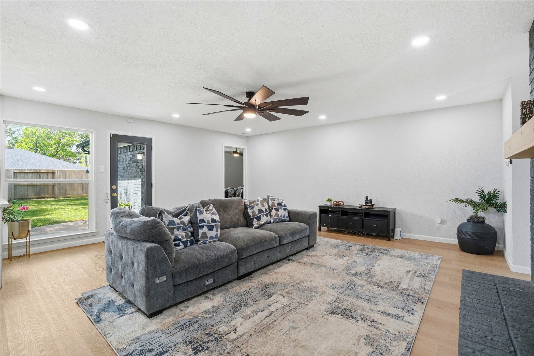 15614 Rill Lane Houston, TX 77062 - Photo 16 of 35 Natural Light Living area