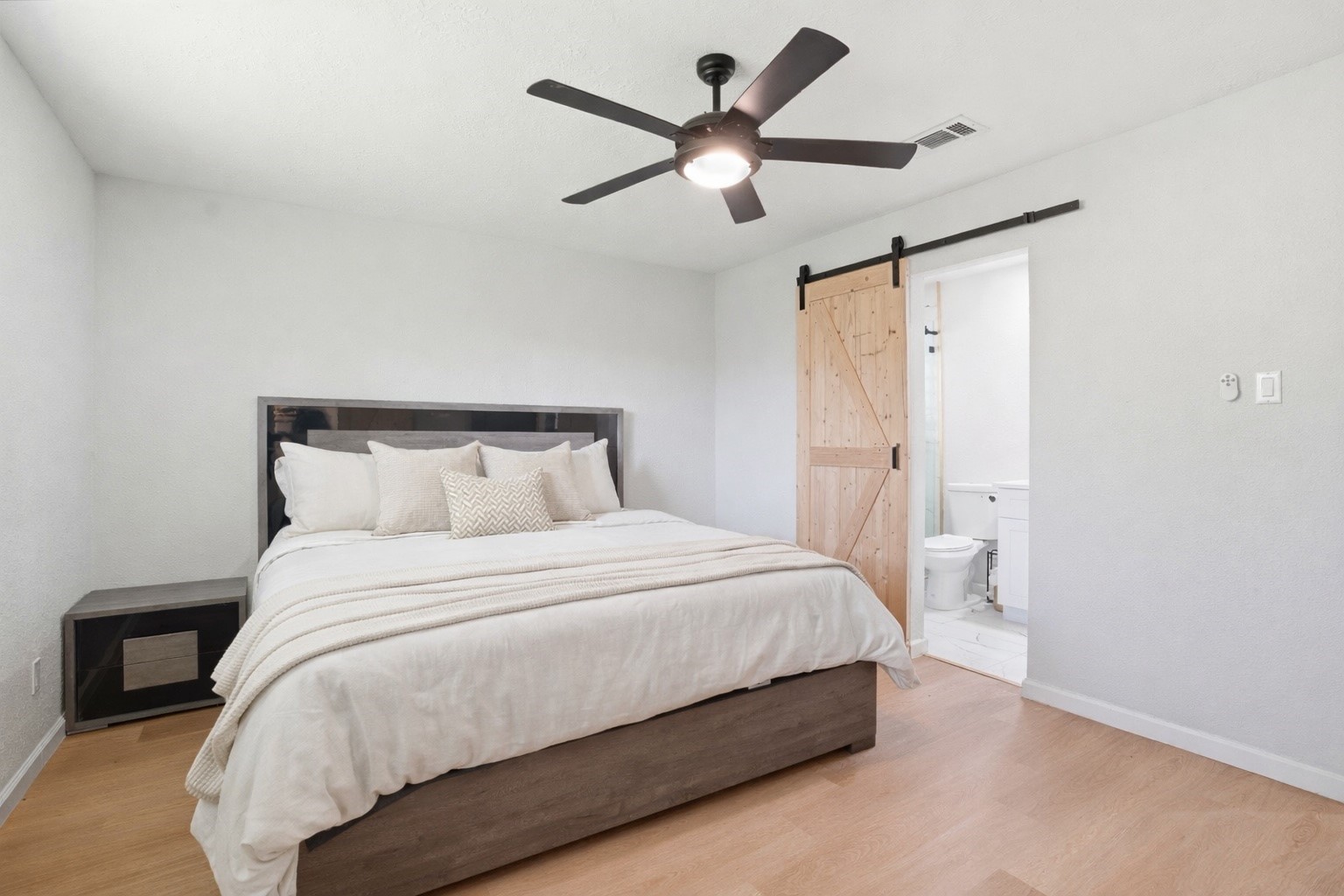 15614 Rill Lane Houston, TX 77062 - Photo 25 of 35 Primary Bedroom