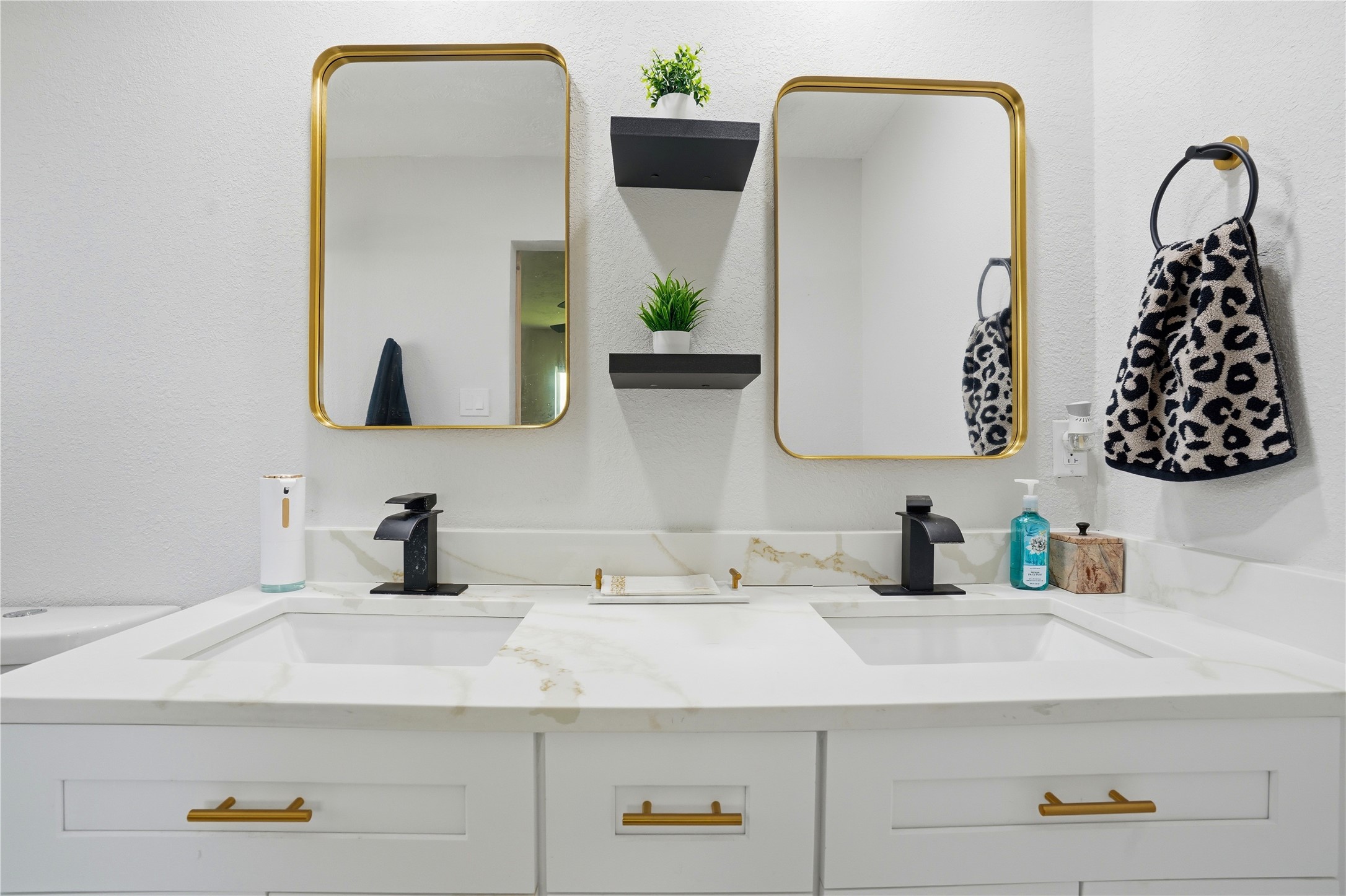 15614 Rill Lane Houston, TX 77062 - Photo 27 of 35 Primary Bathroom