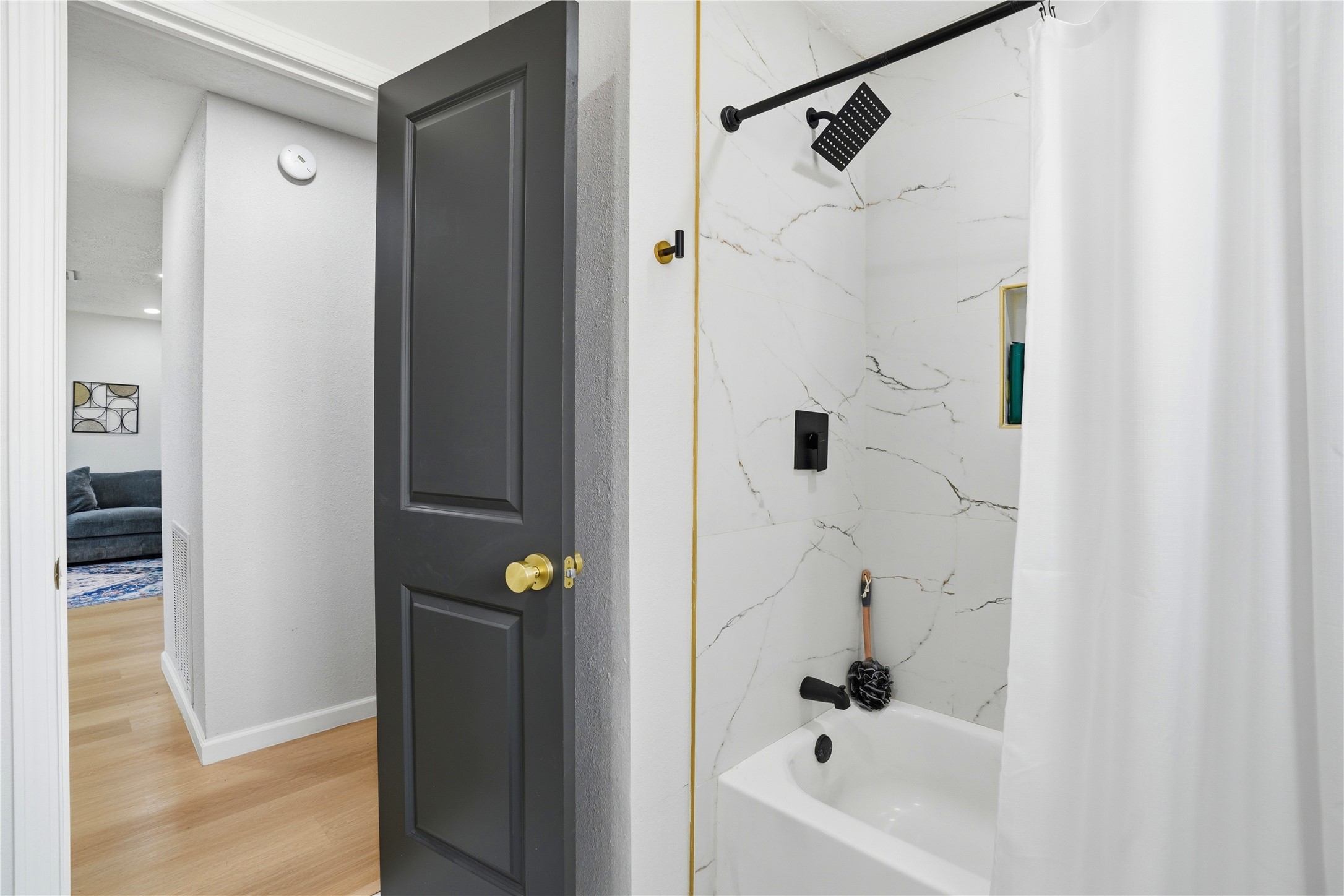 15614 Rill Lane Houston, TX 77062 - Photo 33 of 35 Second full bathroom
