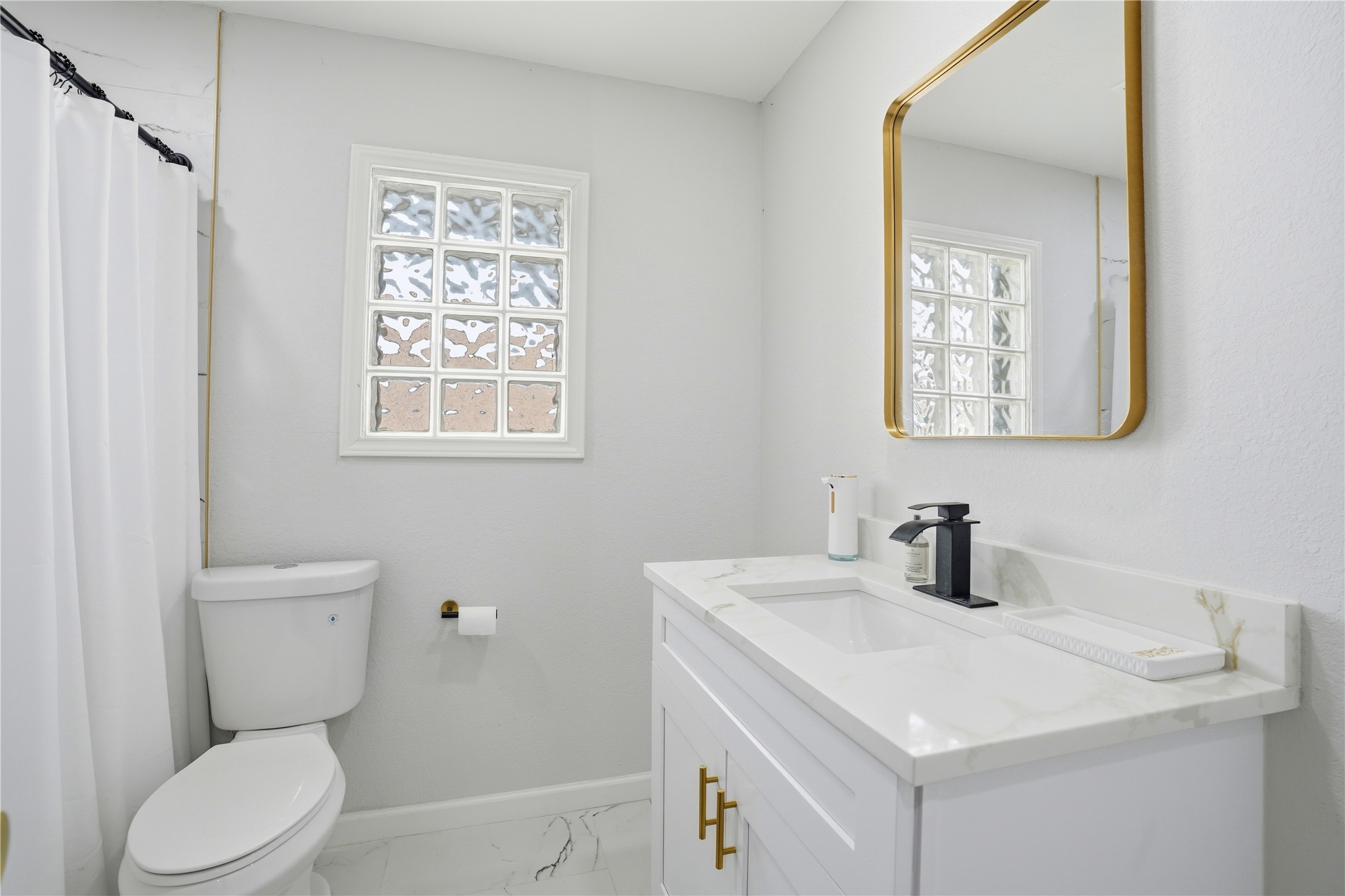 15614 Rill Lane Houston, TX 77062 - Photo 34 of 35 Second full bathroom