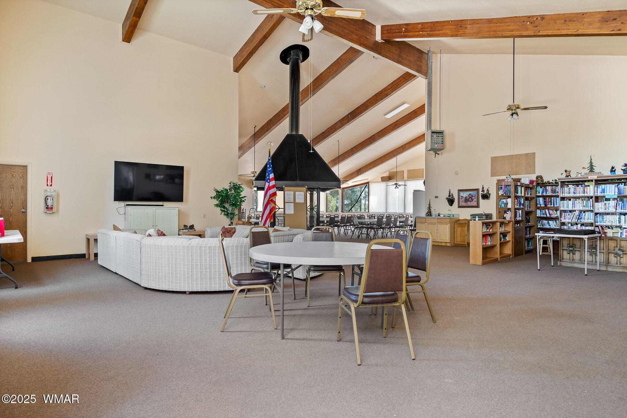 2206 Wrangler Way Overgaard, AZ 85933 - Photo 34 of 38 a living room with furniture and a flat screen tv