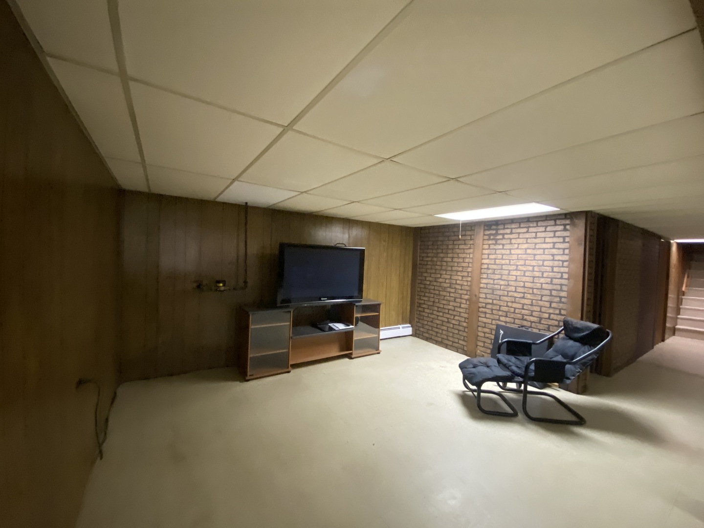 2050 Atwood Avenue Berkeley, IL 60163 - Photo 15 of 23 a view of a livingroom with workspace and a window