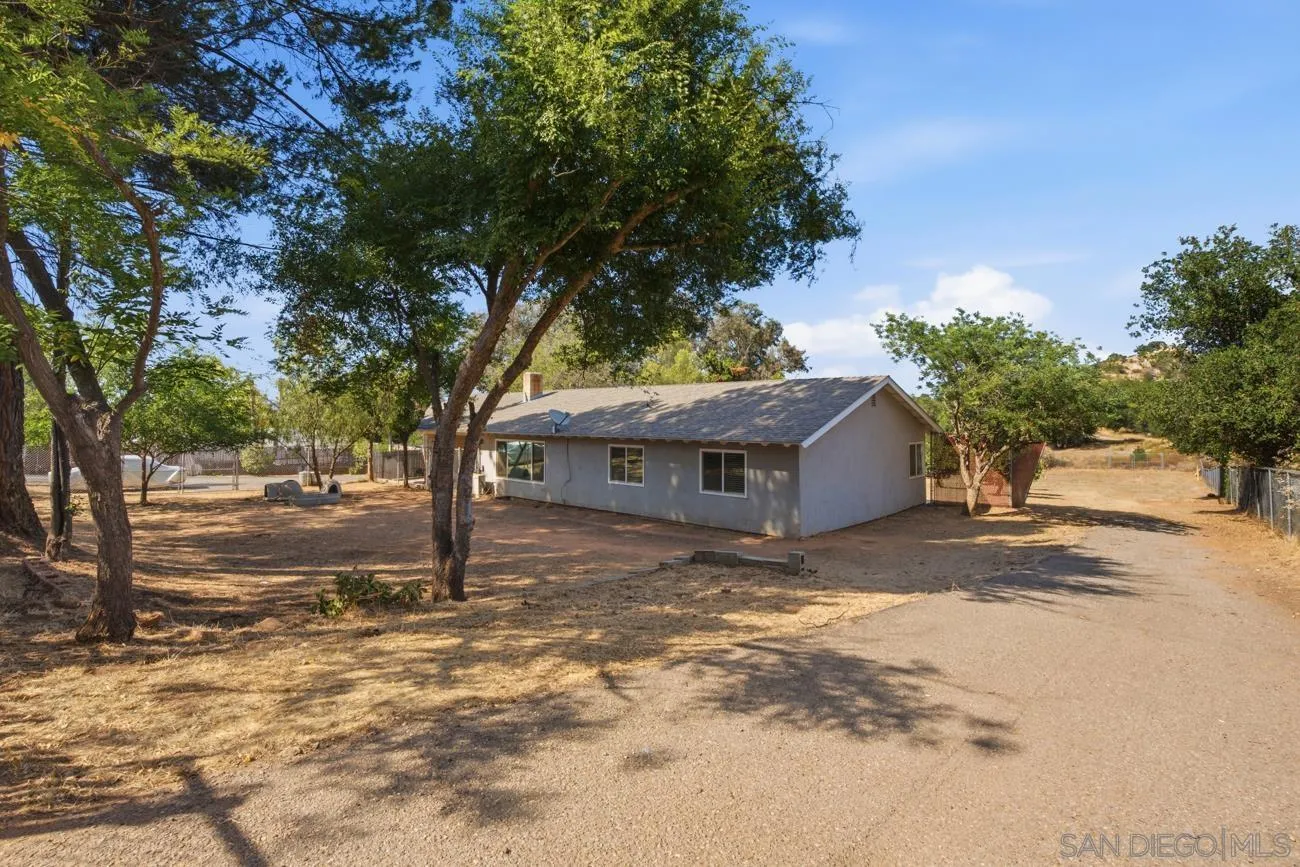 15773 Oak Valley Road Ramona, CA 92065 - Photo 31 of 42 Front yard and side access to back yard.