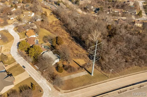 $940,000 | 514 Meramec Station Road, Ballwin, MO 63021