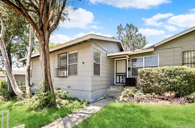 $995 | 2000 West Mistletoe Avenue, San Antonio, TX 78201