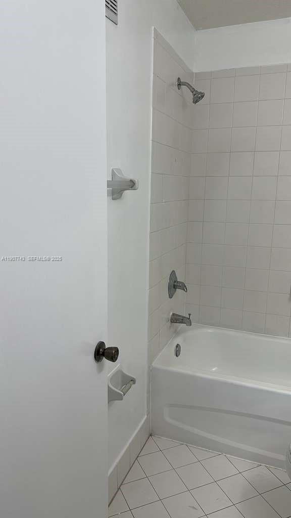 2910 Southeast 12th Road, Unit 20429 Homestead, FL 33035 - Photo 23 of 25 a bathroom with a bathtub
