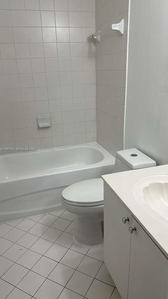 2910 Southeast 12th Road, Unit 20429 Homestead, FL 33035 - Photo 24 of 25 a bathroom with a sink a toilet and a bathtub