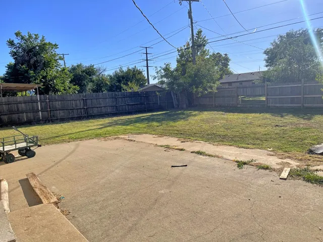 a view of a backyard