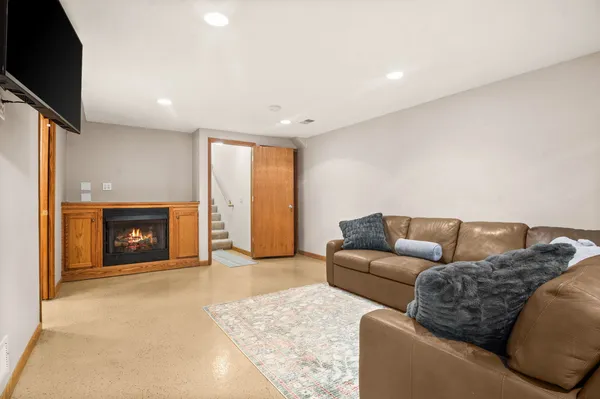 $239,900 | 3805 South Pointe Drive, Unit F, DeKalb, IL 60115