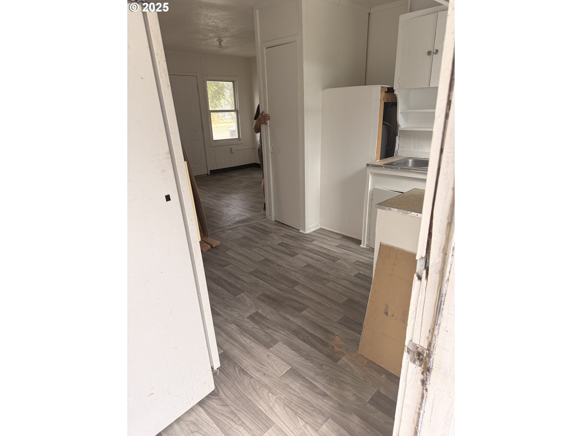 210 Jefferson Street West Huntington, OR 97907 - Photo 5 of 14 a view of a hallway with wooden floor and a door