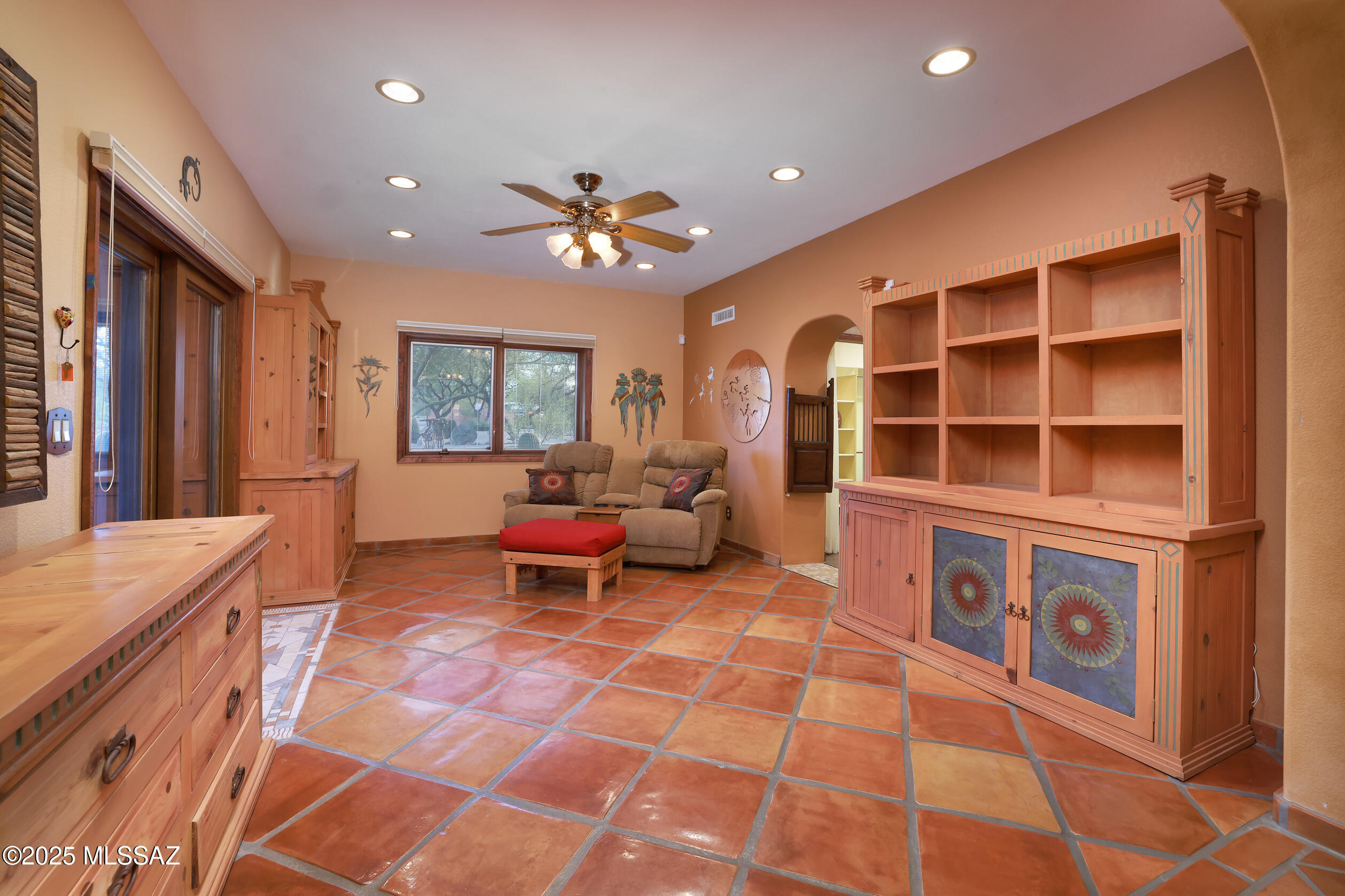 925 North Rancho Del Jefe Loop Tucson, AZ 85748 - Photo 26 of 52 a living room with fish tank and a rug