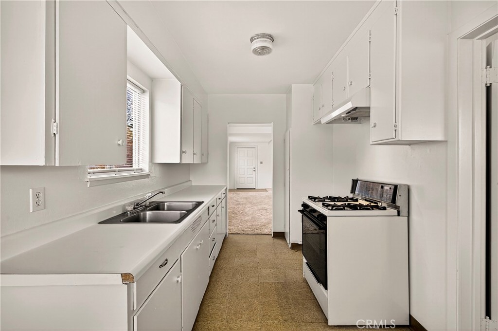 459 South Butte Street Willows, CA 95988 - Photo 12 of 44 a kitchen that has a sink and cabinets