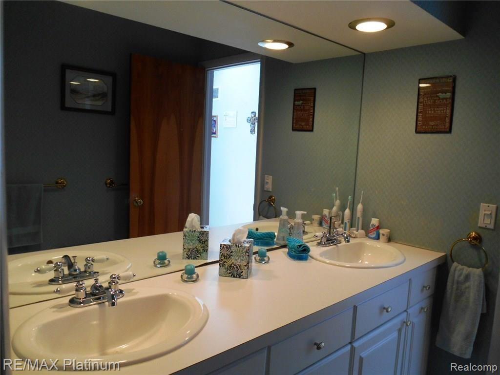 10875 Reynard Road Brighton, MI 48114 - Photo 30 of 52 Main Bath1.JPG