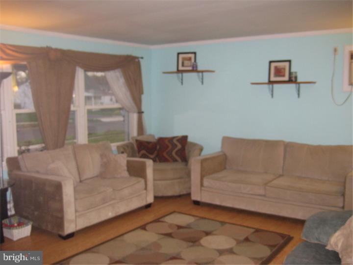 28 Mayflower Road Levittown, PA 19056 - Photo 4 of 10 Gallery Image 4