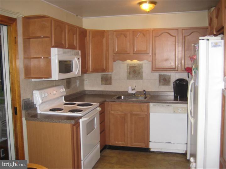28 Mayflower Road Levittown, PA 19056 - Photo 5 of 10 Gallery Image 5