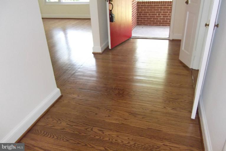 8525 Pelham Road Bethesda, MD 20817 - Photo 14 of 28 original Oak Floors