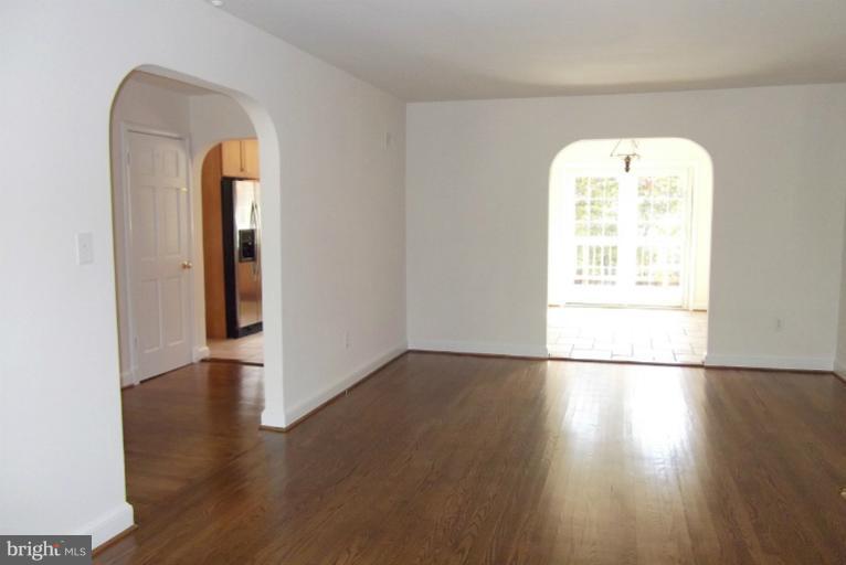8525 Pelham Road Bethesda, MD 20817 - Photo 20 of 28 Living Room