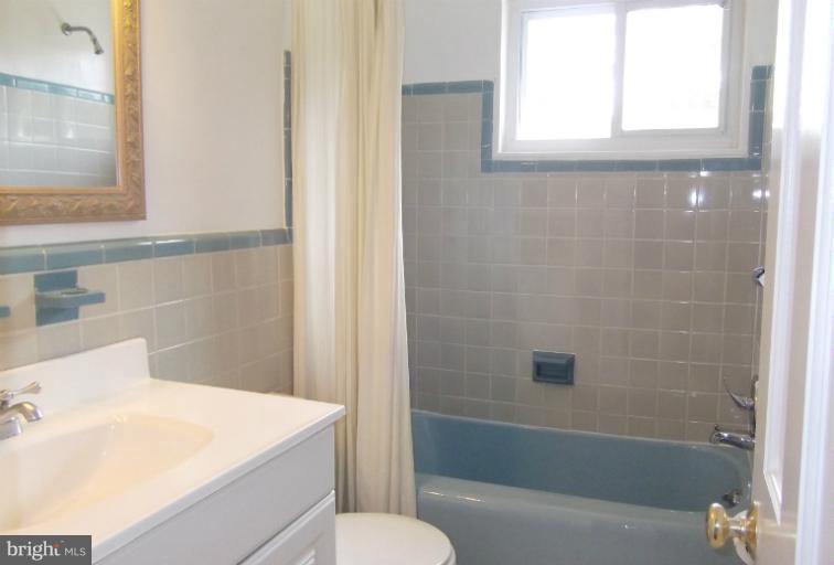 8525 Pelham Road Bethesda, MD 20817 - Photo 26 of 28 1st Floor Bath