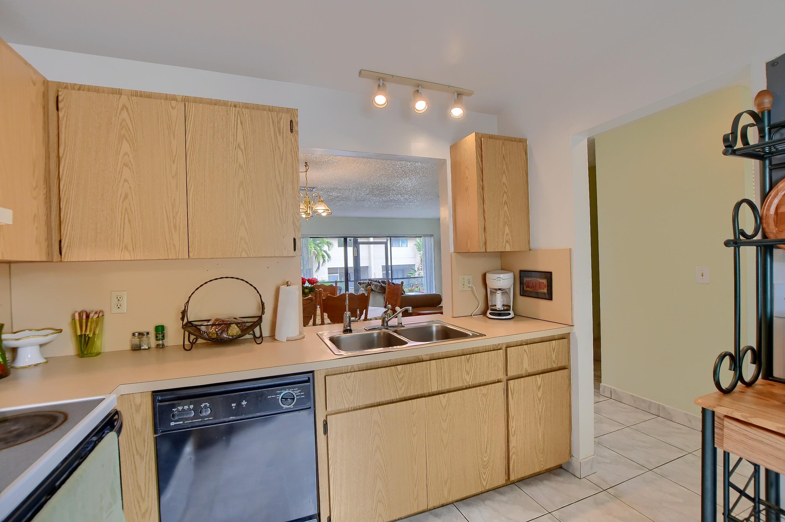 1675 Northwest 15th Vista Boca Raton, FL 33432 - Photo 3 of 21 Kitchen