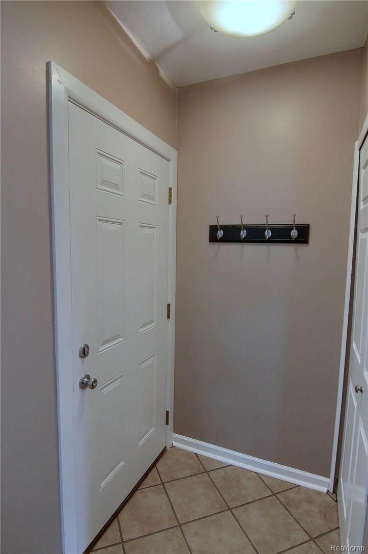 4764 Hillcrest Road Trenton, MI 48183 - Photo 23 of 31 Foyer.jpg