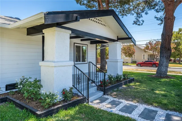 a view of a house with backyard and garden