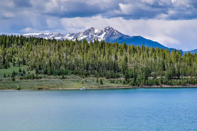 a view of a lake with houses in the back