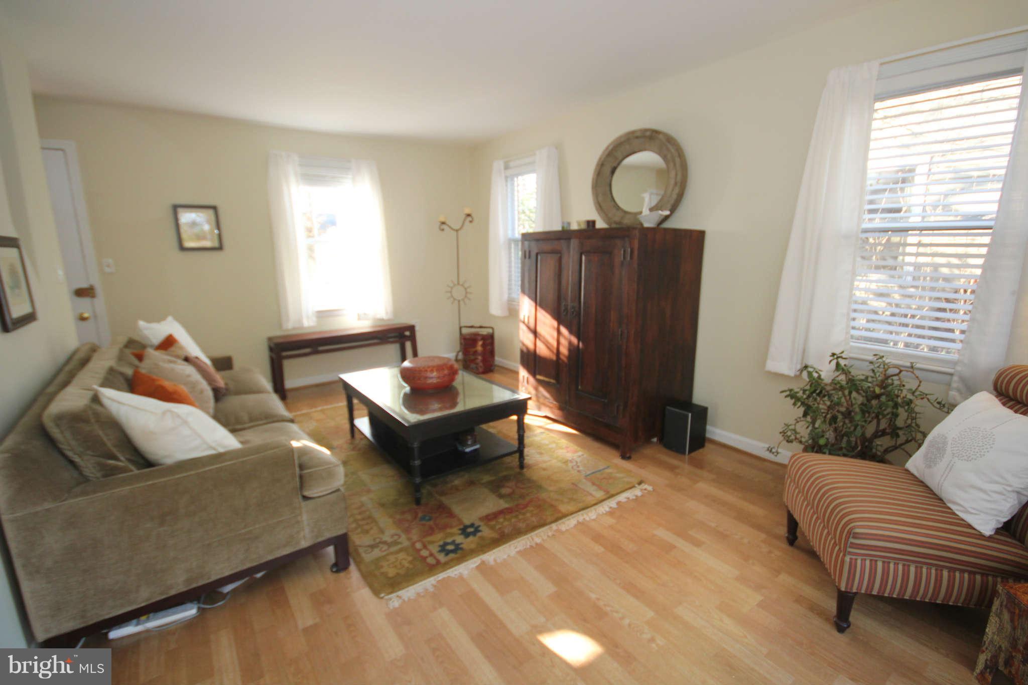 10603 Inwood Avenue Silver Spring, MD 20902 - Photo 5 of 24 Living Room