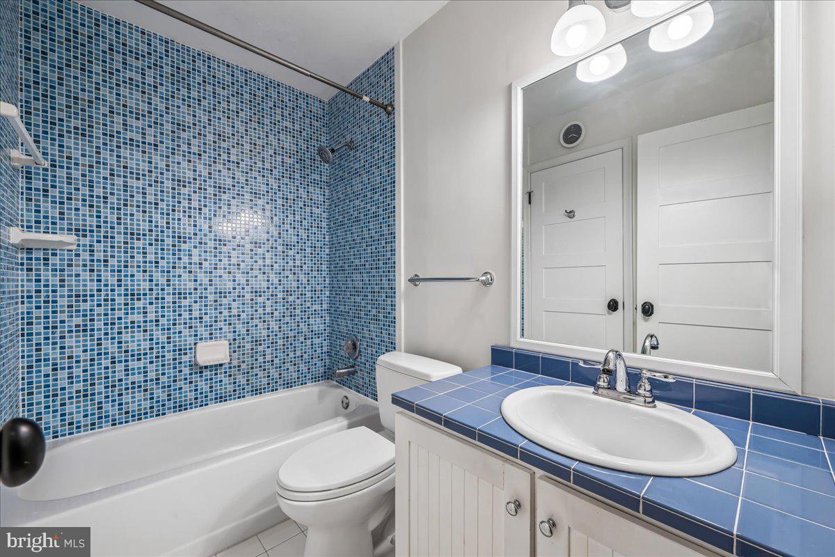 2002 Derby Ridge Lane, Unit 4 Silver Spring, MD 20910 - Photo 22 of 42 Bathroom 1 - Dual Entry