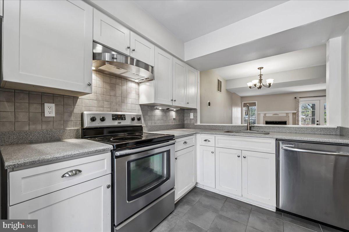 2002 Derby Ridge Lane, Unit 4 Silver Spring, MD 20910 - Photo 4 of 42 Kitchen