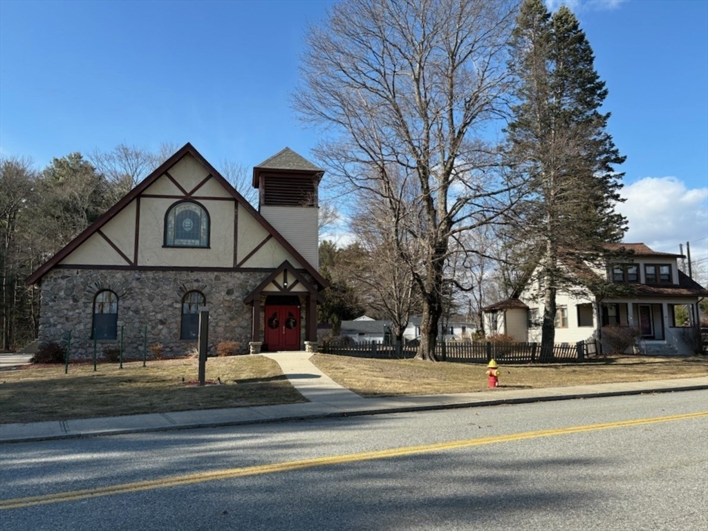 a view of a house with a yard