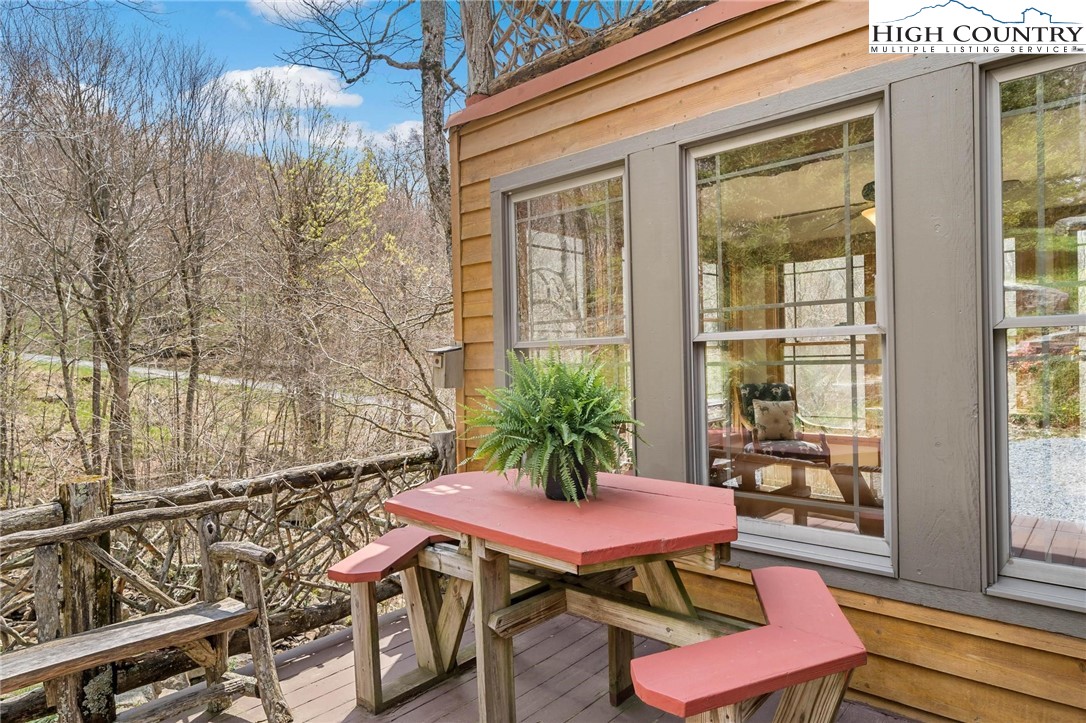140 Spruce Hollow Road Beech Mountain, NC 28604 - Photo 33 of 50 a view of a balcony with table and chairs