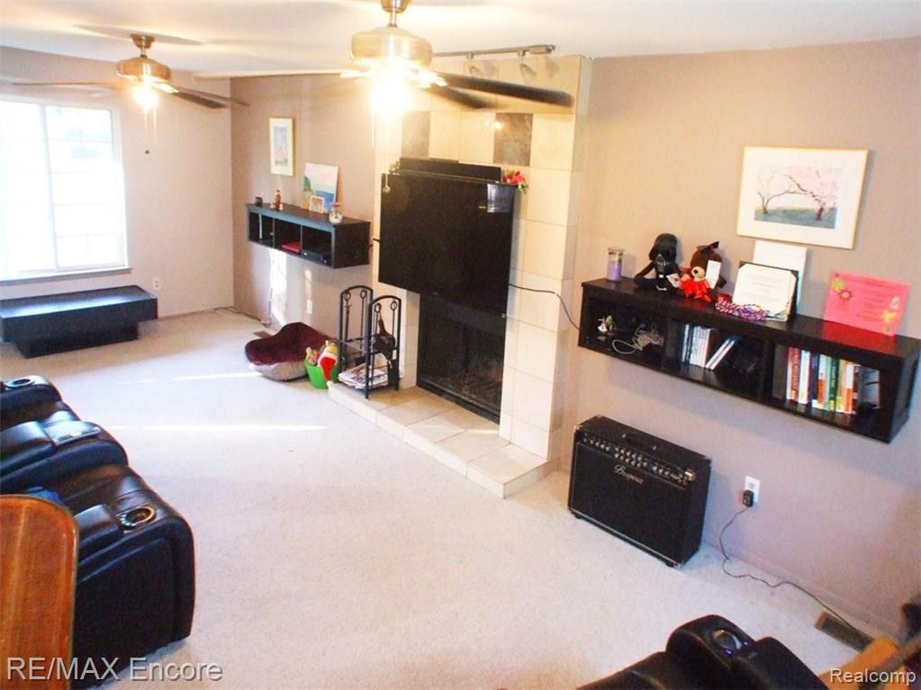 Spacious living room with natural fireplace