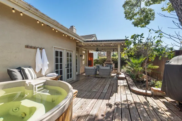 a view of a storage & utility room with washer and dryer