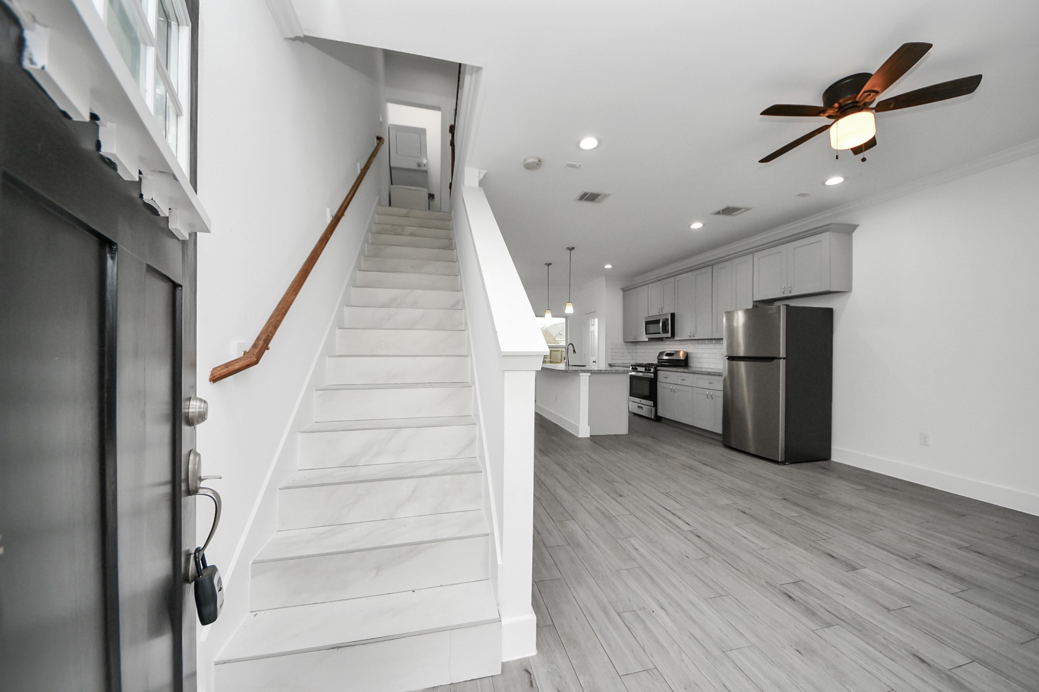 8305 Prairie View Drive, Unit B Houston, TX 77088 - Photo 4 of 22 Step into this 2 story open concept layout