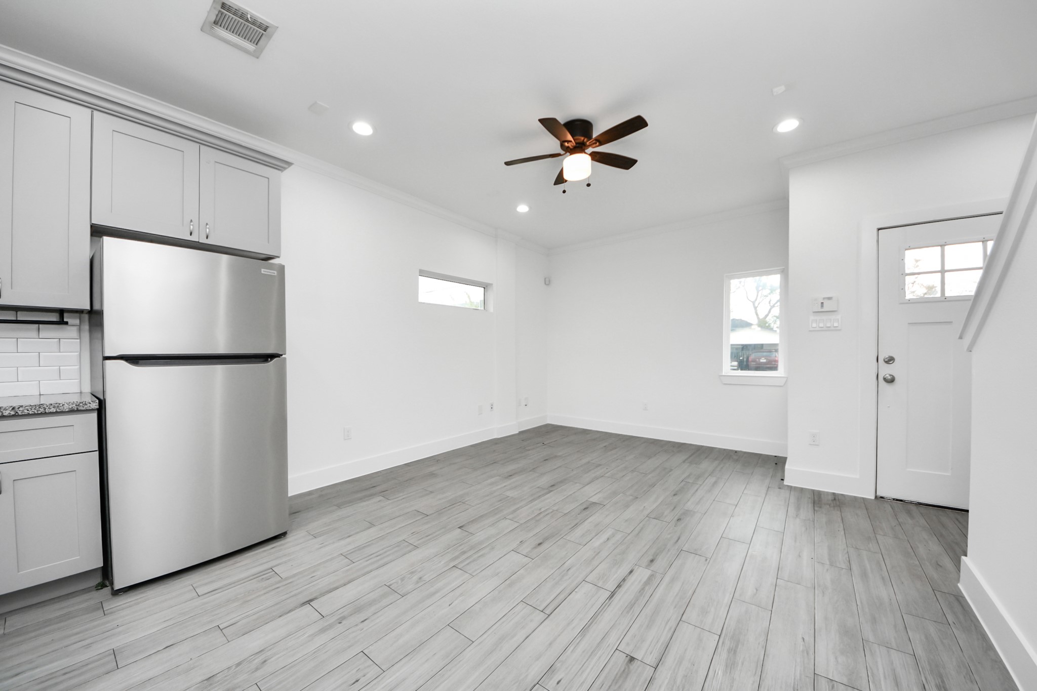 8305 Prairie View Drive, Unit B Houston, TX 77088 - Photo 6 of 22 Spacious living area with an abundance of natural light