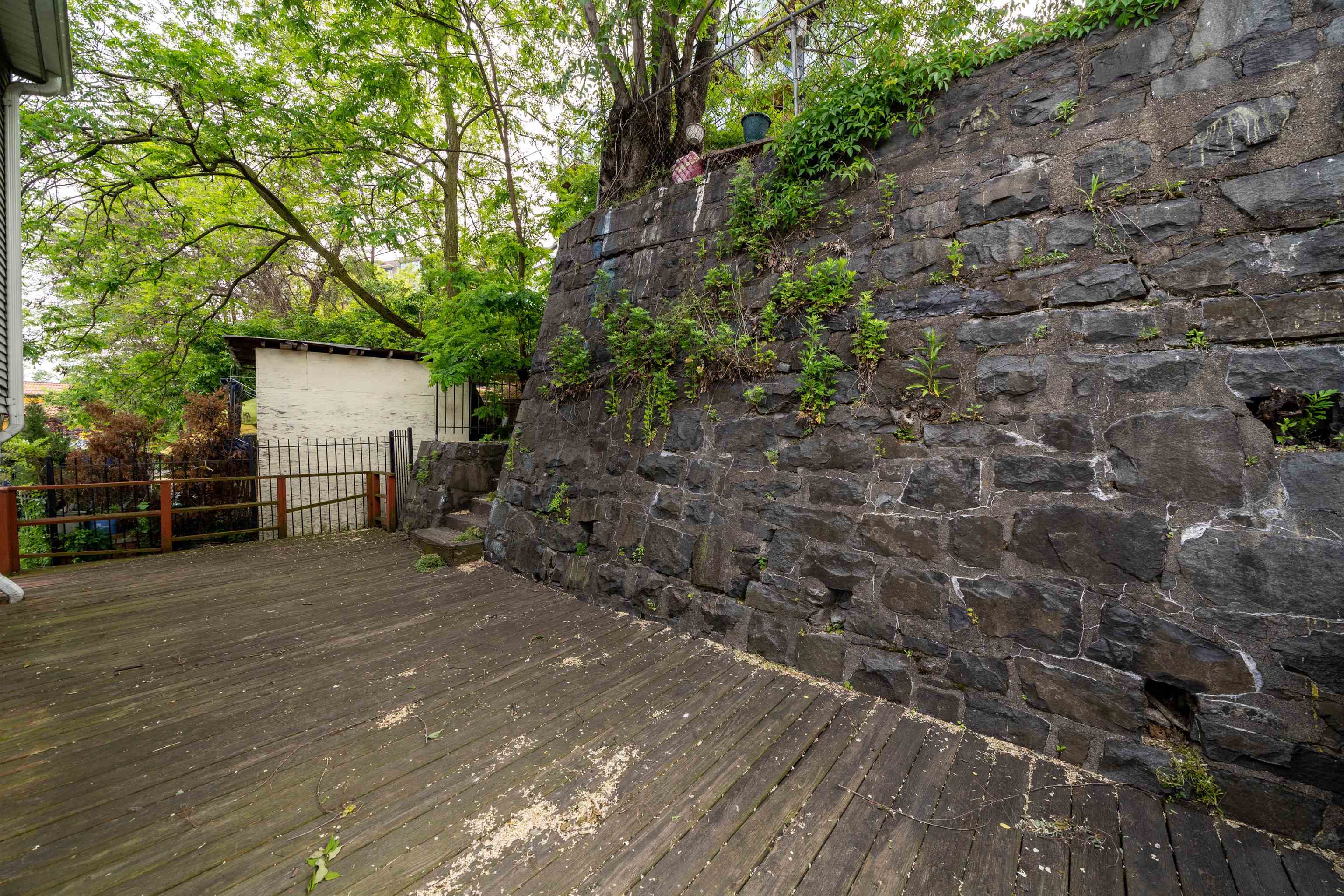 8905 Old River Road, Unit 3 Edgewater, NJ 07047 - Photo 14 of 18 a backyard of a house with lots of green space