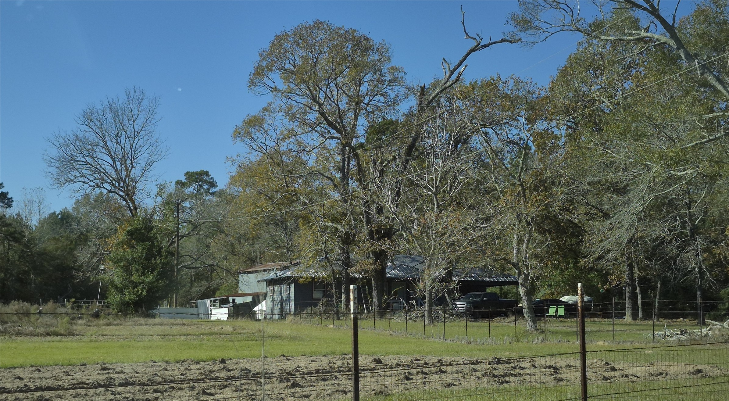 659 Hardy Bottom Road Huntsville, TX 77340 - Photo 3 of 4 a view of a fountain in front of a house