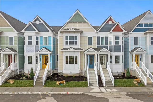 $575,000 | 444 Southwest Brummel Road, Lee's Summit, MO 64081