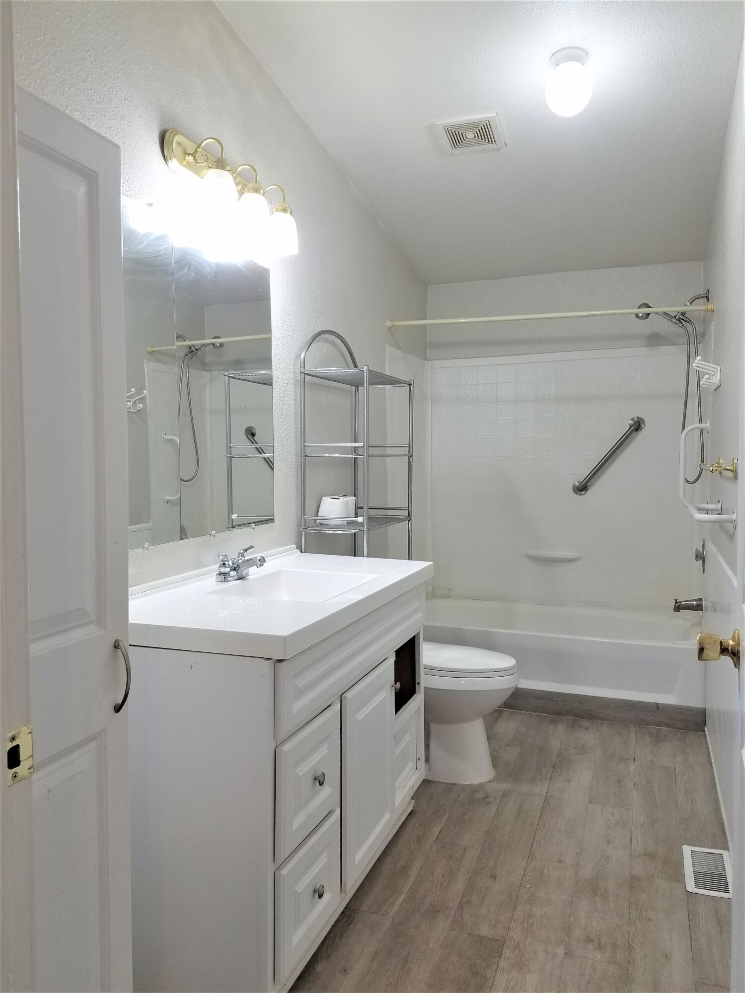 61000 Brosterhous Road, Unit 583 Bend, OR 97702 - Photo 10 of 18 583 - m bath