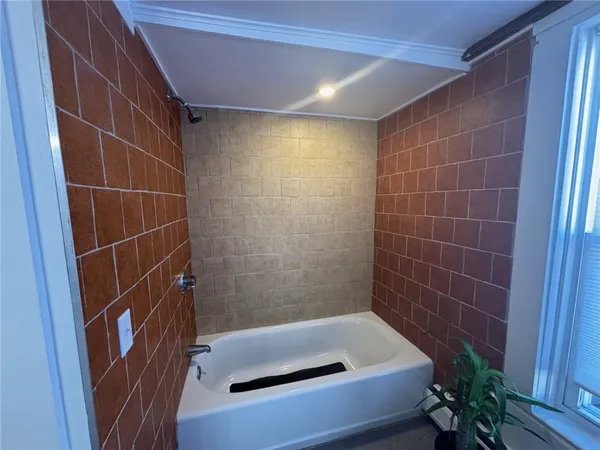 $2,900 | 712 Hope Street, Unit 2, Bristol, RI 02809