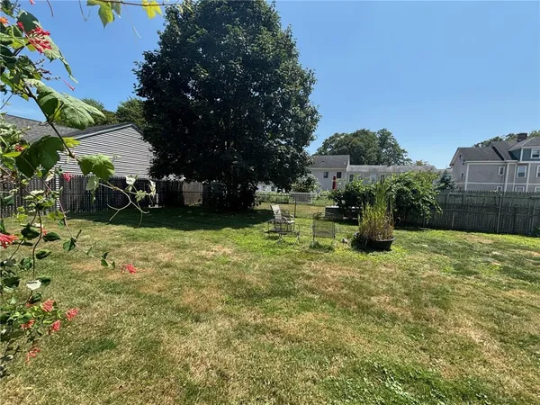 $2,900 | 712 Hope Street, Unit 2, Bristol, RI 02809