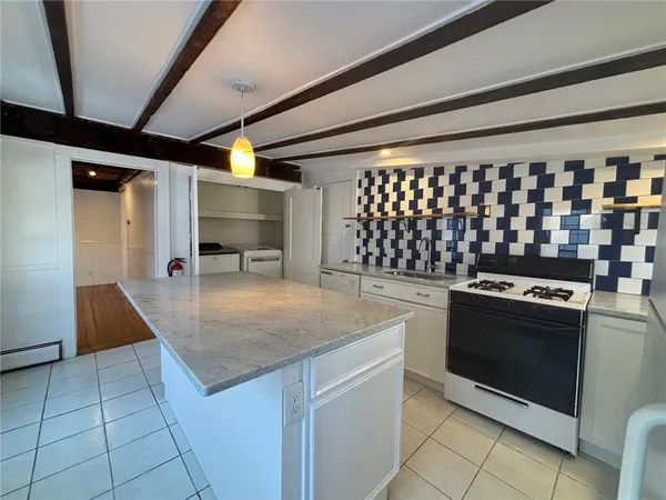 $2,900 | 712 Hope Street, Unit 2, Bristol, RI 02809