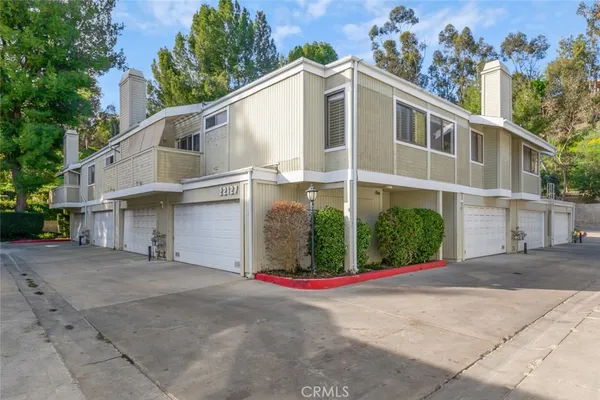 $3,295 | 22127 Burbank Boulevard, Unit 7, Los Angeles, CA 91367