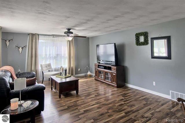 4259 Holiday Road Traverse City, MI 49686 - Photo 6 of 10 1838723-5.jpg
