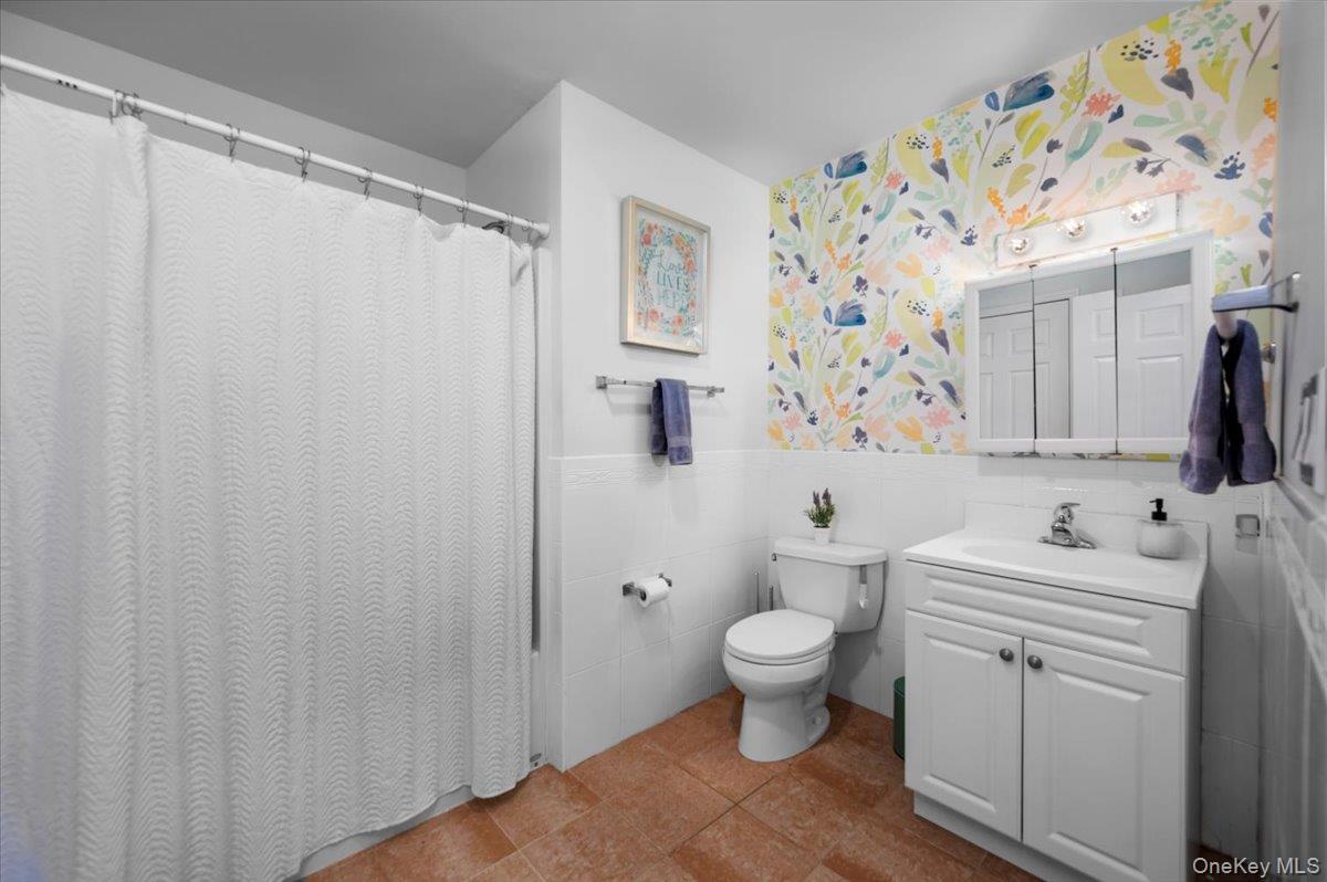 9 Drake Lane White Plains, NY 10607 - Photo 10 of 32 a bathroom with a sink toilet and shower